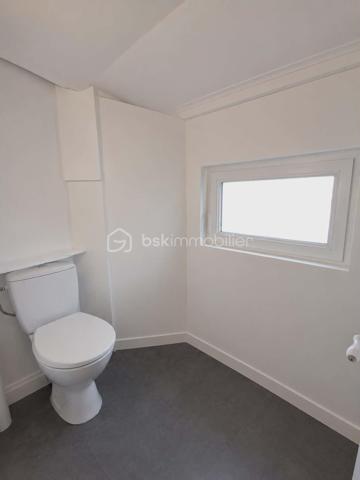 En exclusivité à DIGNE-LES-BAINS 
Appartement de 58m²,coup de cœur au centre de Digne-les-Bains, au calme, avec parking à proximité !
Venez découvrir ce charmant appartement en duplex, idéalement situé dans un environnement paisible, tout en étant à proximité immédiate des commerces et des commodités.
Au rez-de-chaussée, vous trouverez une agréable pièce de vie avec une cuisine équipée ouverte sur le salon, une chambre ainsi qu'un WC indépendant.
À l'étage, l'espace nuit se compose d'une seconde chambre, d'un bureau pouvant faire office d'espace de télétravail ou de chambre d'appoint, d'une salle d'eau et d'un WC séparé.
Bénéficiant d’une exposition sud, ce bien profite d’une belle luminosité. Il dispose également du double vitrage, d’une cave d’environ 20 m² offrant un espace de rangement complémentaire.
Le confort est complété par un chauffage au gaz de ville, avec une chaudière installée en 2023.
Un appartement chaleureux et fonctionnel, idéal pour une résidence principale, un premier achat ou un investissement locatif.
À découvrir sans tarder ! Un véritable coup de cœur vous attend.
