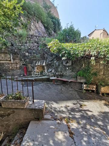 En exclusivité à DIGNE-LES-BAINS 
Appartement de 58m²,coup de cœur au centre de Digne-les-Bains, au calme, avec parking à proximité !
Venez découvrir ce charmant appartement en duplex, idéalement situé dans un environnement paisible, tout en étant à proximité immédiate des commerces et des commodités.
Au rez-de-chaussée, vous trouverez une agréable pièce de vie avec une cuisine équipée ouverte sur le salon, une chambre ainsi qu'un WC indépendant.
À l'étage, l'espace nuit se compose d'une seconde chambre, d'un bureau pouvant faire office d'espace de télétravail ou de chambre d'appoint, d'une salle d'eau et d'un WC séparé.
Bénéficiant d’une exposition sud, ce bien profite d’une belle luminosité. Il dispose également du double vitrage, d’une cave d’environ 20 m² offrant un espace de rangement complémentaire.
Le confort est complété par un chauffage au gaz de ville, avec une chaudière installée en 2023.
Un appartement chaleureux et fonctionnel, idéal pour une résidence principale, un premier achat ou un investissement locatif.
À découvrir sans tarder ! Un véritable coup de cœur vous attend.