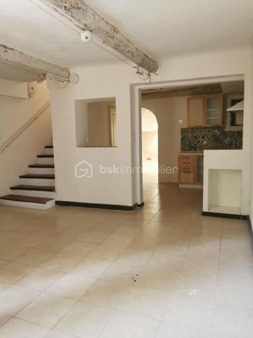 En exclusivité à DIGNE-LES-BAINS 
Appartement de 58m²,coup de cœur au centre de Digne-les-Bains, au calme, avec parking à proximité !
Venez découvrir ce charmant appartement en duplex, idéalement situé dans un environnement paisible, tout en étant à proximité immédiate des commerces et des commodités.
Au rez-de-chaussée, vous trouverez une agréable pièce de vie avec une cuisine équipée ouverte sur le salon, une chambre ainsi qu'un WC indépendant.
À l'étage, l'espace nuit se compose d'une seconde chambre, d'un bureau pouvant faire office d'espace de télétravail ou de chambre d'appoint, d'une salle d'eau et d'un WC séparé.
Bénéficiant d’une exposition sud, ce bien profite d’une belle luminosité. Il dispose également du double vitrage, d’une cave d’environ 20 m² offrant un espace de rangement complémentaire.
Le confort est complété par un chauffage au gaz de ville, avec une chaudière installée en 2023.
Un appartement chaleureux et fonctionnel, idéal pour une résidence principale, un premier achat ou un investissement locatif.
À découvrir sans tarder ! Un véritable coup de cœur vous attend.