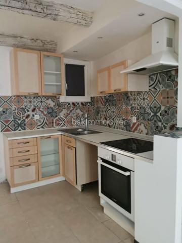 En exclusivité à DIGNE-LES-BAINS 
Appartement de 58m²,coup de cœur au centre de Digne-les-Bains, au calme, avec parking à proximité !
Venez découvrir ce charmant appartement en duplex, idéalement situé dans un environnement paisible, tout en étant à proximité immédiate des commerces et des commodités.
Au rez-de-chaussée, vous trouverez une agréable pièce de vie avec une cuisine équipée ouverte sur le salon, une chambre ainsi qu'un WC indépendant.
À l'étage, l'espace nuit se compose d'une seconde chambre, d'un bureau pouvant faire office d'espace de télétravail ou de chambre d'appoint, d'une salle d'eau et d'un WC séparé.
Bénéficiant d’une exposition sud, ce bien profite d’une belle luminosité. Il dispose également du double vitrage, d’une cave d’environ 20 m² offrant un espace de rangement complémentaire.
Le confort est complété par un chauffage au gaz de ville, avec une chaudière installée en 2023.
Un appartement chaleureux et fonctionnel, idéal pour une résidence principale, un premier achat ou un investissement locatif.
À découvrir sans tarder ! Un véritable coup de cœur vous attend.