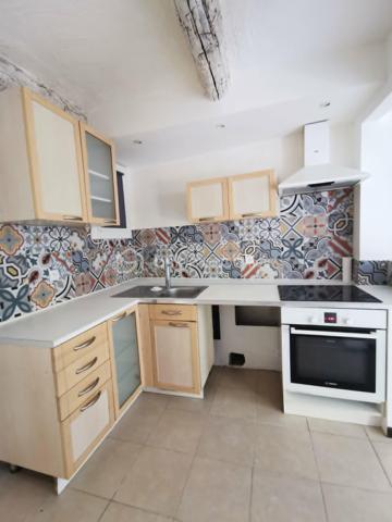 En exclusivité à DIGNE-LES-BAINS 
Appartement de 58m²,coup de cœur au centre de Digne-les-Bains, au calme, avec parking à proximité !
Venez découvrir ce charmant appartement en duplex, idéalement situé dans un environnement paisible, tout en étant à proximité immédiate des commerces et des commodités.
Au rez-de-chaussée, vous trouverez une agréable pièce de vie avec une cuisine équipée ouverte sur le salon, une chambre ainsi qu'un WC indépendant.
À l'étage, l'espace nuit se compose d'une seconde chambre, d'un bureau pouvant faire office d'espace de télétravail ou de chambre d'appoint, d'une salle d'eau et d'un WC séparé.
Bénéficiant d’une exposition sud, ce bien profite d’une belle luminosité. Il dispose également du double vitrage, d’une cave d’environ 20 m² offrant un espace de rangement complémentaire.
Le confort est complété par un chauffage au gaz de ville, avec une chaudière installée en 2023.
Un appartement chaleureux et fonctionnel, idéal pour une résidence principale, un premier achat ou un investissement locatif.
À découvrir sans tarder ! Un véritable coup de cœur vous attend.