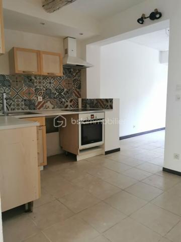 En exclusivité à DIGNE-LES-BAINS 
Appartement de 58m²,coup de cœur au centre de Digne-les-Bains, au calme, avec parking à proximité !
Venez découvrir ce charmant appartement en duplex, idéalement situé dans un environnement paisible, tout en étant à proximité immédiate des commerces et des commodités.
Au rez-de-chaussée, vous trouverez une agréable pièce de vie avec une cuisine équipée ouverte sur le salon, une chambre ainsi qu'un WC indépendant.
À l'étage, l'espace nuit se compose d'une seconde chambre, d'un bureau pouvant faire office d'espace de télétravail ou de chambre d'appoint, d'une salle d'eau et d'un WC séparé.
Bénéficiant d’une exposition sud, ce bien profite d’une belle luminosité. Il dispose également du double vitrage, d’une cave d’environ 20 m² offrant un espace de rangement complémentaire.
Le confort est complété par un chauffage au gaz de ville, avec une chaudière installée en 2023.
Un appartement chaleureux et fonctionnel, idéal pour une résidence principale, un premier achat ou un investissement locatif.
À découvrir sans tarder ! Un véritable coup de cœur vous attend.
