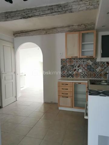 En exclusivité à DIGNE-LES-BAINS 
Appartement de 58m²,coup de cœur au centre de Digne-les-Bains, au calme, avec parking à proximité !
Venez découvrir ce charmant appartement en duplex, idéalement situé dans un environnement paisible, tout en étant à proximité immédiate des commerces et des commodités.
Au rez-de-chaussée, vous trouverez une agréable pièce de vie avec une cuisine équipée ouverte sur le salon, une chambre ainsi qu'un WC indépendant.
À l'étage, l'espace nuit se compose d'une seconde chambre, d'un bureau pouvant faire office d'espace de télétravail ou de chambre d'appoint, d'une salle d'eau et d'un WC séparé.
Bénéficiant d’une exposition sud, ce bien profite d’une belle luminosité. Il dispose également du double vitrage, d’une cave d’environ 20 m² offrant un espace de rangement complémentaire.
Le confort est complété par un chauffage au gaz de ville, avec une chaudière installée en 2023.
Un appartement chaleureux et fonctionnel, idéal pour une résidence principale, un premier achat ou un investissement locatif.
À découvrir sans tarder ! Un véritable coup de cœur vous attend.