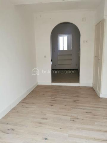 En exclusivité à DIGNE-LES-BAINS 
Appartement de 58m²,coup de cœur au centre de Digne-les-Bains, au calme, avec parking à proximité !
Venez découvrir ce charmant appartement en duplex, idéalement situé dans un environnement paisible, tout en étant à proximité immédiate des commerces et des commodités.
Au rez-de-chaussée, vous trouverez une agréable pièce de vie avec une cuisine équipée ouverte sur le salon, une chambre ainsi qu'un WC indépendant.
À l'étage, l'espace nuit se compose d'une seconde chambre, d'un bureau pouvant faire office d'espace de télétravail ou de chambre d'appoint, d'une salle d'eau et d'un WC séparé.
Bénéficiant d’une exposition sud, ce bien profite d’une belle luminosité. Il dispose également du double vitrage, d’une cave d’environ 20 m² offrant un espace de rangement complémentaire.
Le confort est complété par un chauffage au gaz de ville, avec une chaudière installée en 2023.
Un appartement chaleureux et fonctionnel, idéal pour une résidence principale, un premier achat ou un investissement locatif.
À découvrir sans tarder ! Un véritable coup de cœur vous attend.
