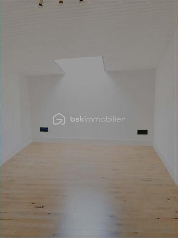 En exclusivité à DIGNE-LES-BAINS 
Appartement de 58m²,coup de cœur au centre de Digne-les-Bains, au calme, avec parking à proximité !
Venez découvrir ce charmant appartement en duplex, idéalement situé dans un environnement paisible, tout en étant à proximité immédiate des commerces et des commodités.
Au rez-de-chaussée, vous trouverez une agréable pièce de vie avec une cuisine équipée ouverte sur le salon, une chambre ainsi qu'un WC indépendant.
À l'étage, l'espace nuit se compose d'une seconde chambre, d'un bureau pouvant faire office d'espace de télétravail ou de chambre d'appoint, d'une salle d'eau et d'un WC séparé.
Bénéficiant d’une exposition sud, ce bien profite d’une belle luminosité. Il dispose également du double vitrage, d’une cave d’environ 20 m² offrant un espace de rangement complémentaire.
Le confort est complété par un chauffage au gaz de ville, avec une chaudière installée en 2023.
Un appartement chaleureux et fonctionnel, idéal pour une résidence principale, un premier achat ou un investissement locatif.
À découvrir sans tarder ! Un véritable coup de cœur vous attend.