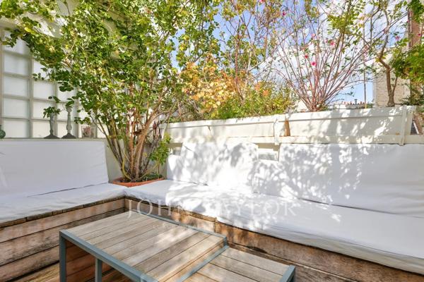 Appartement en dernier étage avec terrasse en plein cœur de Saint-Germain-des-Prés