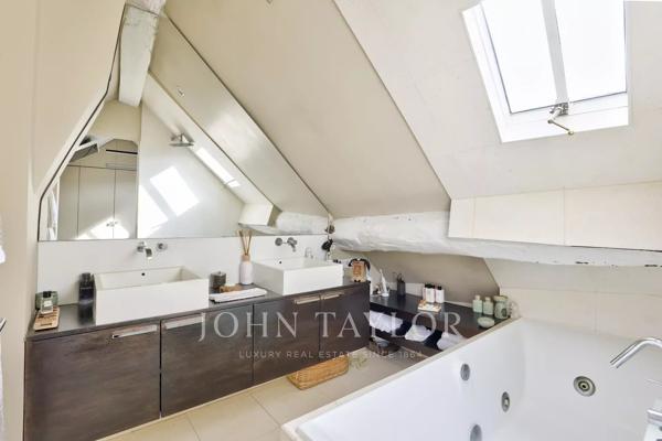 Appartement en dernier étage avec terrasse en plein cœur de Saint-Germain-des-Prés
