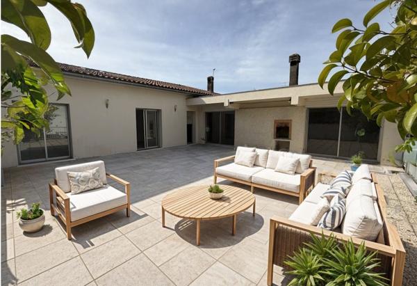 Plateau avec Terrasse et Parking