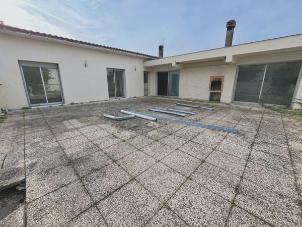 Plateau avec Terrasse et Parking