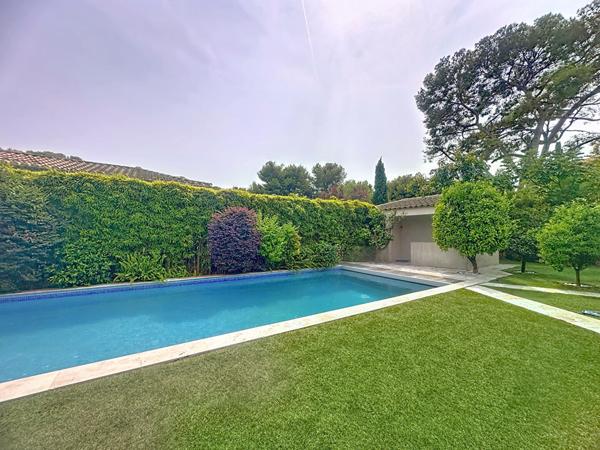 Villa contemporaine avec piscine à Beaucours Sanary Sur Mer 5 pièces de 195 m2