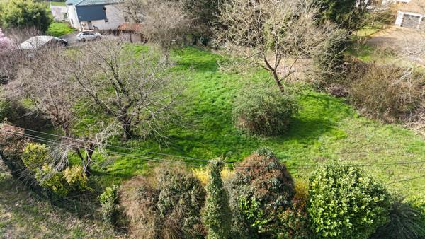 SAINT BENOIT Terrain constructible d'environ 1295 m²