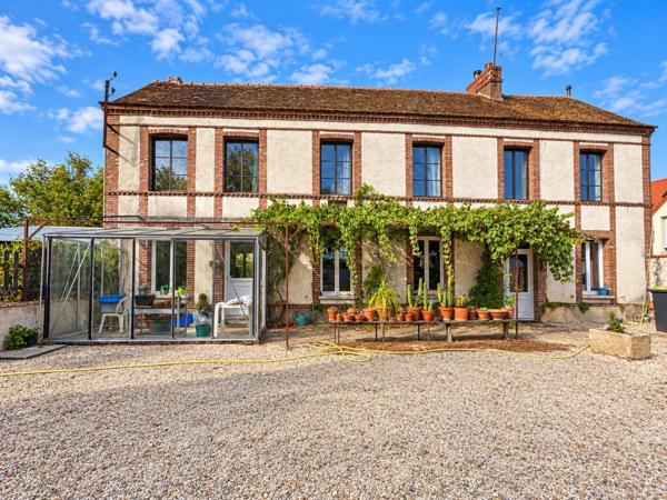 Maison ancienne avec jardin et dépendance