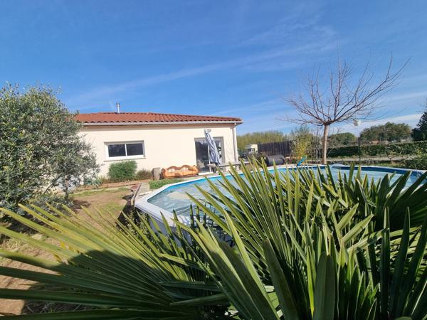 Maison de plain pied récente.