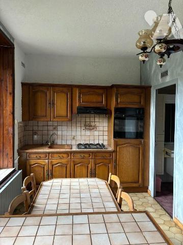 Nouveau mandat, maison située sur la commune de Flize composé comme suit:

- au rez-de-chauss...