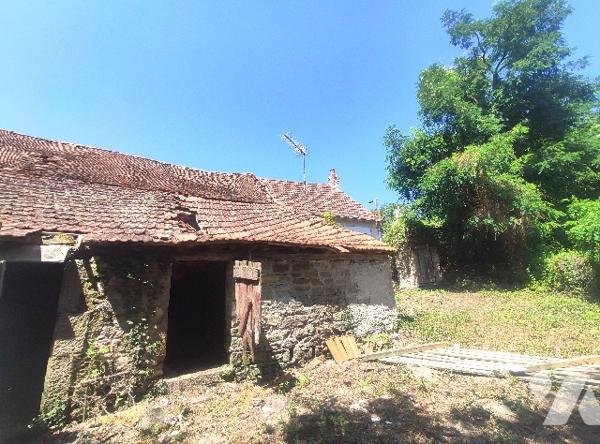 BRUGHEAS - Les Bancheraux

 Construction ancienne à rénover sur terrain de 608 m² - Grange mitoyenne