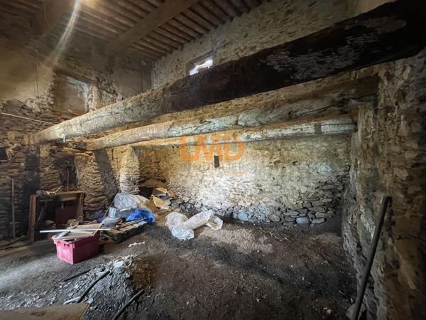 Terrain à bâtir de 881 m2 avec grange de 40 m2 au sol viabilisée