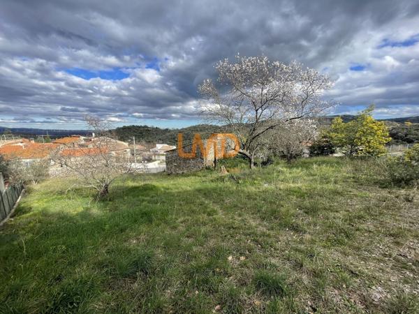 Terrain à bâtir de 881 m2 avec grange de 40 m2 au sol viabilisée