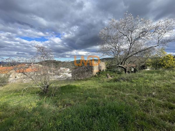 Terrain à bâtir de 881 m2 avec grange de 40 m2 au sol viabilisée