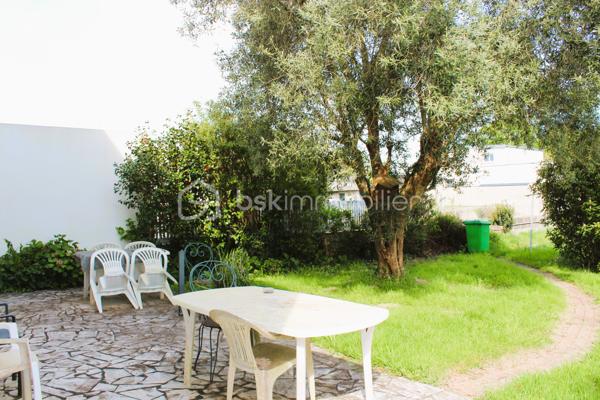 RIANTEC – Maison familiale proche du bourg et de la Petite Mer de Gâvres

Située sur la commune de Riantec, au cœur de l’agglomération lorientaise et à proximité immédiate de Locmiquélic, Port-Louis et de la Petite Mer de Gâvres, cette maison familiale bénéficie d’un emplacement recherché, à deux pas du centre bourg et de toutes les commodités.

Implantée sur un terrain clos et joliment végétalisé d’environ 600 m², elle offre un cadre de vie agréable et fonctionnel.

Le niveau principal se compose d’une cuisine dînatoire pratique, d’un séjour lumineux avec cheminée, idéal pour des moments conviviaux, ainsi que d’une chambre et d’une salle de bains.

À l’étage, un escalier dessert quatre chambres, parfaites pour accueillir une famille ou aménager des espaces de travail.

En rez-de-jardin, vous trouverez un garage ainsi qu’un studio indépendant, idéal pour recevoir, loger un proche ou envisager un projet locatif.

Une maison aux multiples atouts, idéale pour une vie de famille à proximité du littoral