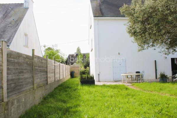 RIANTEC – Maison familiale proche du bourg et de la Petite Mer de Gâvres

Située sur la commune de Riantec, au cœur de l’agglomération lorientaise et à proximité immédiate de Locmiquélic, Port-Louis et de la Petite Mer de Gâvres, cette maison familiale bénéficie d’un emplacement recherché, à deux pas du centre bourg et de toutes les commodités.

Implantée sur un terrain clos et joliment végétalisé d’environ 600 m², elle offre un cadre de vie agréable et fonctionnel.

Le niveau principal se compose d’une cuisine dînatoire pratique, d’un séjour lumineux avec cheminée, idéal pour des moments conviviaux, ainsi que d’une chambre et d’une salle de bains.

À l’étage, un escalier dessert quatre chambres, parfaites pour accueillir une famille ou aménager des espaces de travail.

En rez-de-jardin, vous trouverez un garage ainsi qu’un studio indépendant, idéal pour recevoir, loger un proche ou envisager un projet locatif.

Une maison aux multiples atouts, idéale pour une vie de famille à proximité du littoral