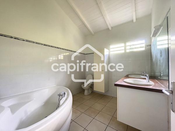 À LOUER – VILLA 3 CHAMBRES + BUREAU – SECTEUR HOUELBOURG SUR MER – BAIE-MAHAULT