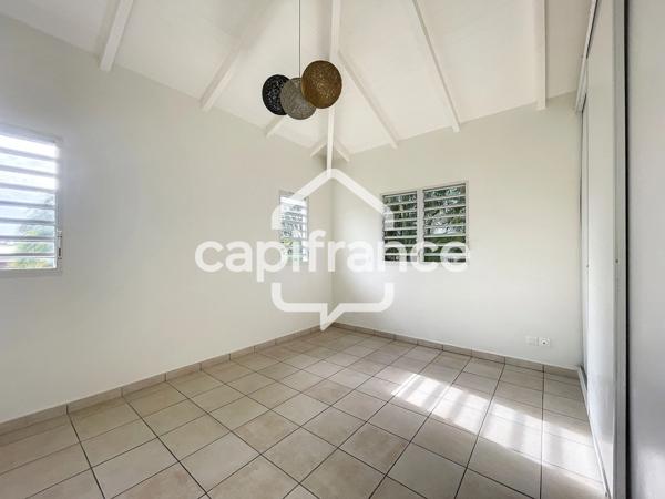 À LOUER – VILLA 3 CHAMBRES + BUREAU – SECTEUR HOUELBOURG SUR MER – BAIE-MAHAULT