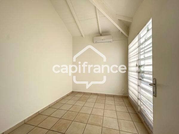 À LOUER – VILLA 3 CHAMBRES + BUREAU – SECTEUR HOUELBOURG SUR MER – BAIE-MAHAULT