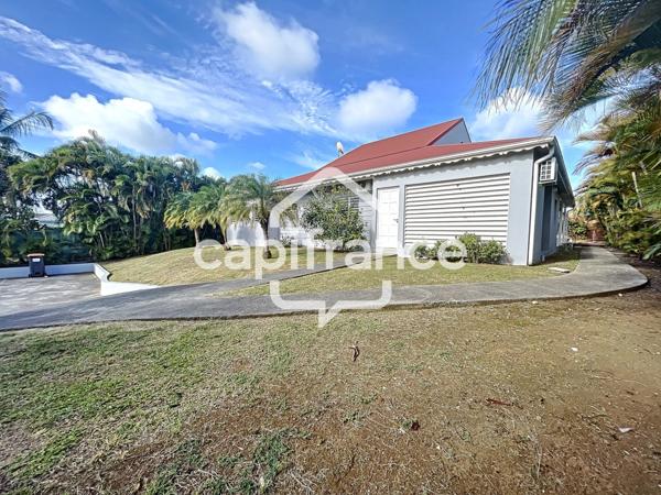 À LOUER – VILLA 3 CHAMBRES + BUREAU – SECTEUR HOUELBOURG SUR MER – BAIE-MAHAULT