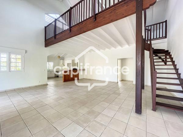 À LOUER – VILLA 3 CHAMBRES + BUREAU – SECTEUR HOUELBOURG SUR MER – BAIE-MAHAULT