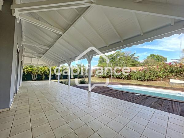 À LOUER – VILLA 3 CHAMBRES + BUREAU – SECTEUR HOUELBOURG SUR MER – BAIE-MAHAULT