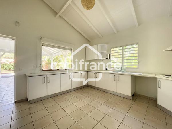 À LOUER – VILLA 3 CHAMBRES + BUREAU – SECTEUR HOUELBOURG SUR MER – BAIE-MAHAULT