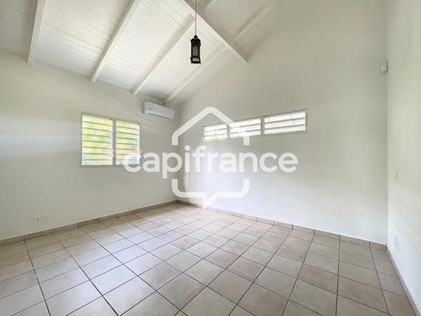 À LOUER – VILLA 3 CHAMBRES + BUREAU – SECTEUR HOUELBOURG SUR MER – BAIE-MAHAULT