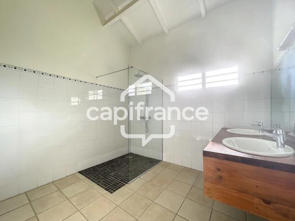 À LOUER – VILLA 3 CHAMBRES + BUREAU – SECTEUR HOUELBOURG SUR MER – BAIE-MAHAULT