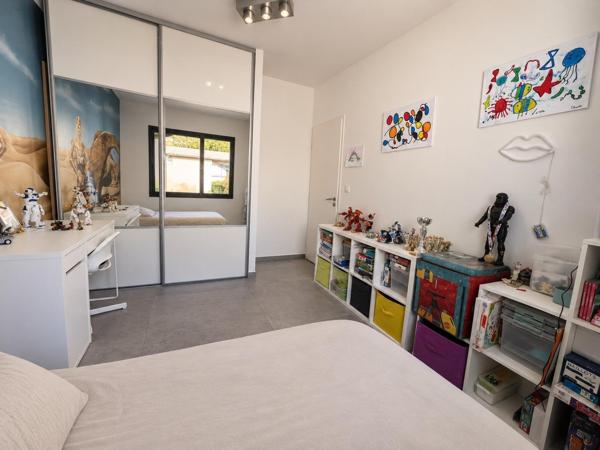 SAINT-CYR-SUR-MER — MAISON CONTEMPORAINE PLAIN-PIED 132 M² AVEC PISCINE — 4 CHAMBRES