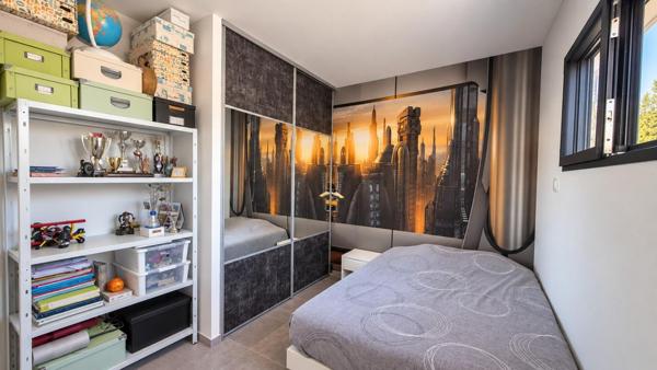 SAINT-CYR-SUR-MER — MAISON CONTEMPORAINE PLAIN-PIED 132 M² AVEC PISCINE — 4 CHAMBRES