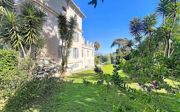 Appartement à vendre    4 pièces • 133,65 m2 Antibes