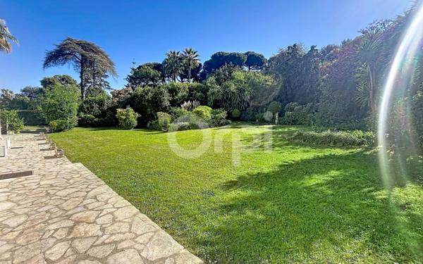 Appartement à vendre    4 pièces • 133,65 m2 Antibes