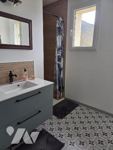 Maison d'habitation avec terrain attenant.