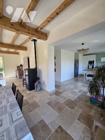 Maison d'habitation avec terrain attenant.