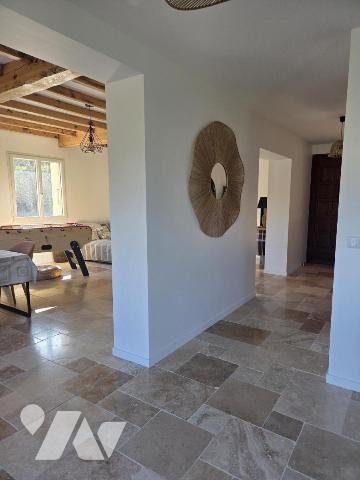 Maison d'habitation avec terrain attenant.