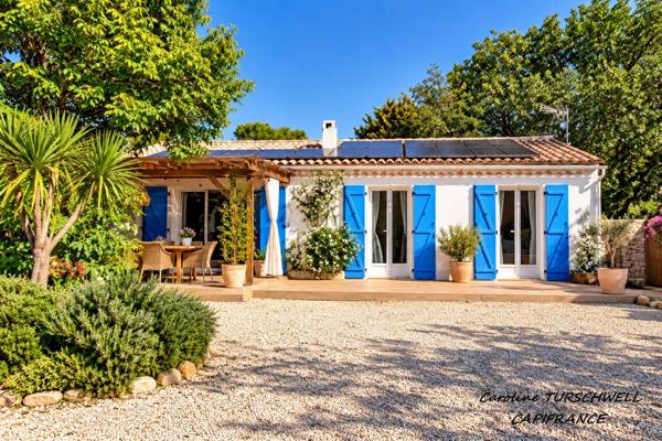 ROCBARON (83) - TRES JOLIE MAISON DE PLAIN PIED SUR 700 M² - 3 CHAMBRES - GRAND GARAGE - 2 CABANONS EN DUR