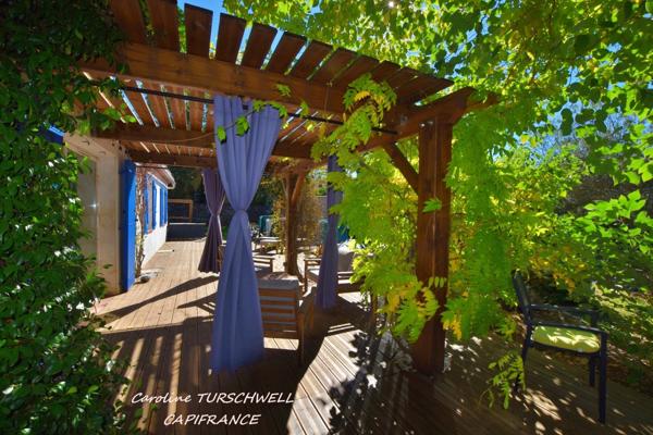 ROCBARON (83) - TRES JOLIE MAISON DE PLAIN PIED SUR 700 M² - 3 CHAMBRES - GRAND GARAGE - 2 CABANONS EN DUR