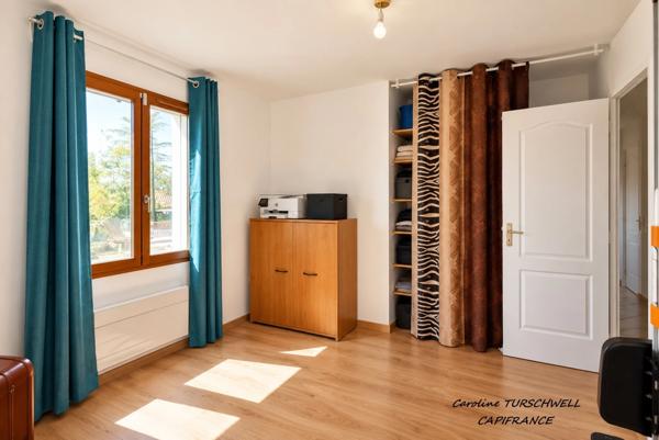 ROCBARON (83) - TRES JOLIE MAISON DE PLAIN PIED SUR 700 M² - 3 CHAMBRES - GRAND GARAGE - 2 CABANONS EN DUR