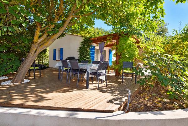 ROCBARON (83) - TRES JOLIE MAISON DE PLAIN PIED SUR 700 M² - 3 CHAMBRES - GRAND GARAGE - 2 CABANONS EN DUR