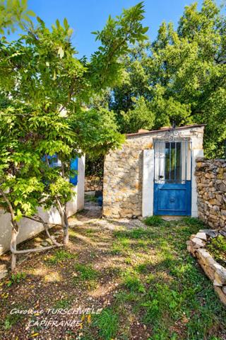 ROCBARON (83) - TRES JOLIE MAISON DE PLAIN PIED SUR 700 M² - 3 CHAMBRES - GRAND GARAGE - 2 CABANONS EN DUR