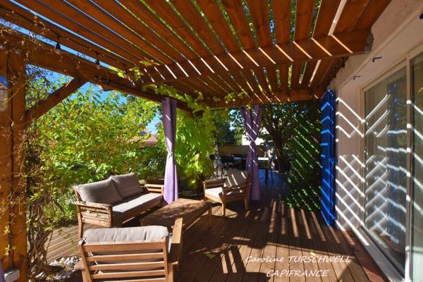 ROCBARON (83) - TRES JOLIE MAISON DE PLAIN PIED SUR 700 M² - 3 CHAMBRES - GRAND GARAGE - 2 CABANONS EN DUR