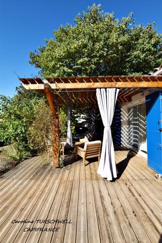 ROCBARON (83) - TRES JOLIE MAISON DE PLAIN PIED SUR 700 M² - 3 CHAMBRES - GRAND GARAGE - 2 CABANONS EN DUR