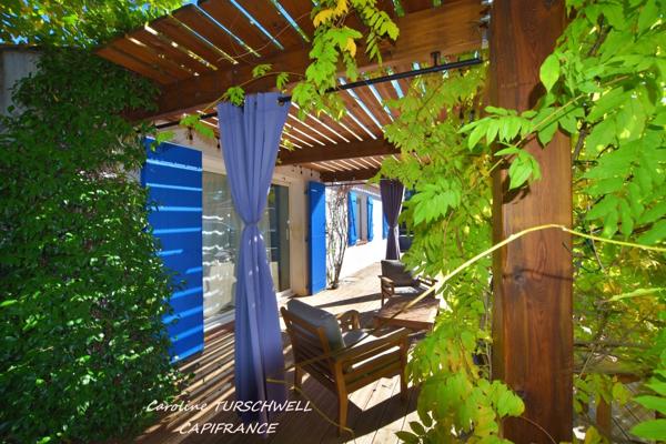 ROCBARON (83) - TRES JOLIE MAISON DE PLAIN PIED SUR 700 M² - 3 CHAMBRES - GRAND GARAGE - 2 CABANONS EN DUR