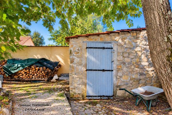 ROCBARON (83) - TRES JOLIE MAISON DE PLAIN PIED SUR 700 M² - 3 CHAMBRES - GRAND GARAGE - 2 CABANONS EN DUR