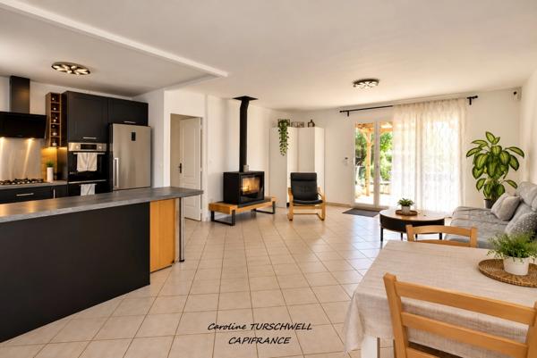 ROCBARON (83) - TRES JOLIE MAISON DE PLAIN PIED SUR 700 M² - 3 CHAMBRES - GRAND GARAGE - 2 CABANONS EN DUR